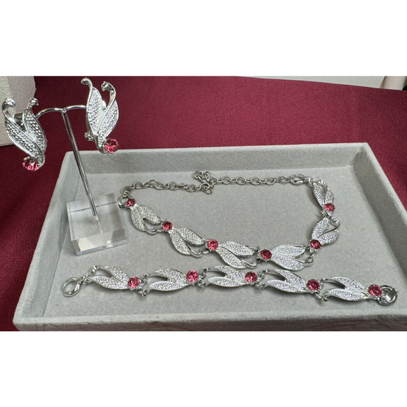 Unbranded Jewelry - Silver Tone Jewelry Set - Necklace, Bracelet & Clip Earrings
